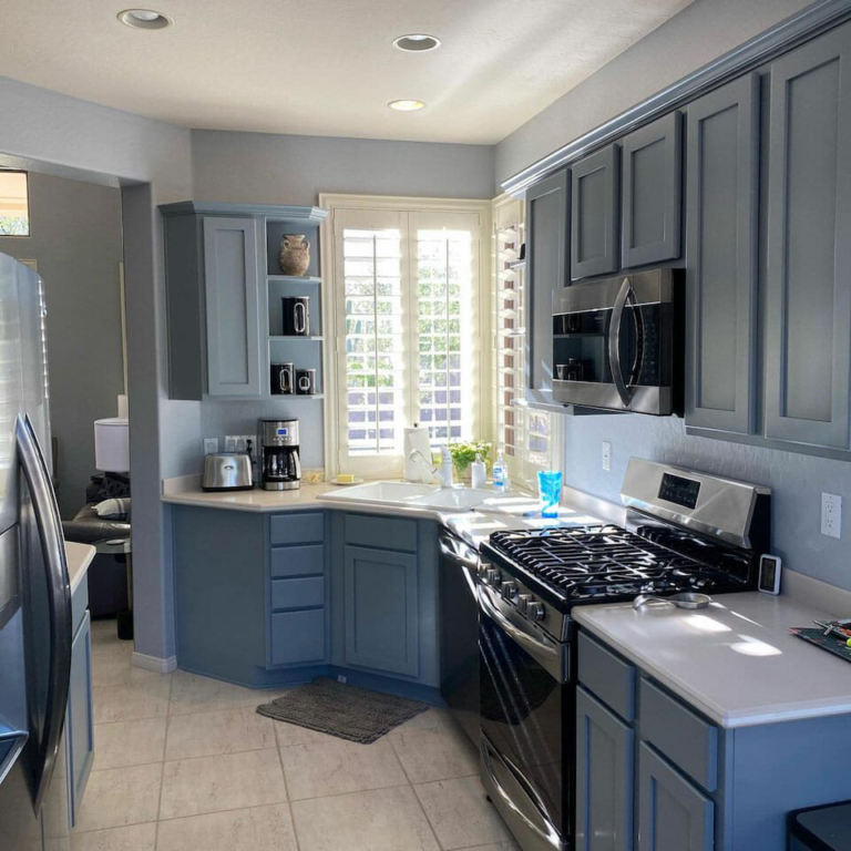 professional cabinet refinishing service in Phoenix to spruce up kitchen