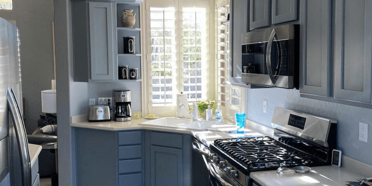 professional cabinet refinishing service in Phoenix to spruce up kitchen